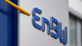 Das Logo des Energiekonzerns EnBW ist an einem Display zu sehen.
