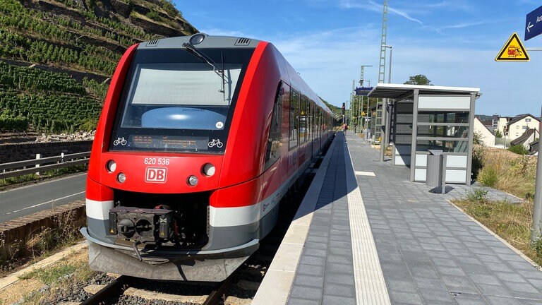 Alle Haltestellen der Ahrtalbahn sind jetzt barrierefrei, bis auf Ahrweiler-Markt (Bahnsteig 2). Hier der neue Haltepunkt Walporzheim, der am 25. August 2025 eröffnet worden ist.