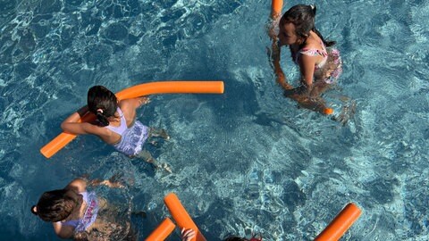 Kaiserslautern bietet kostenlose Schwimmkurse für Kinder an.