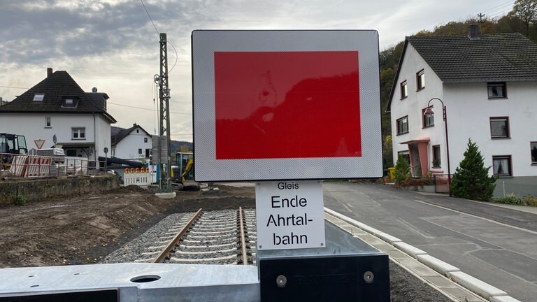 Am Prellbock in Ahrbrück endet die Ahrtalbahn. Bis Juni 1985 fuhren die Züge weiter über Hönningen und Dümpelfeld nach Adenau. Dann wurde die Strecke stillgelegt und abgebaut. 