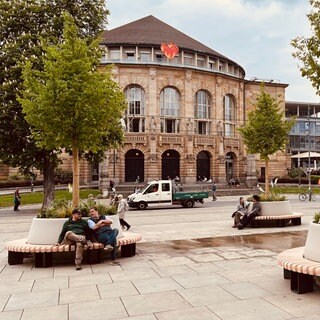 Auf dem Platz der Alten Synagoge stehen jetzt drei mobile Bäume. 
