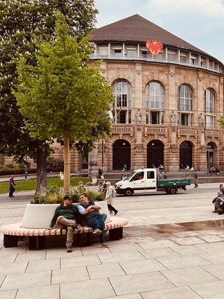 Auf dem Platz der Alten Synagoge stehen jetzt drei mobile Bäume. 
