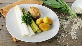Rinder-Medaillons mit Wacholderkruste zu Spargel und Bärlauch-Kartoffeln