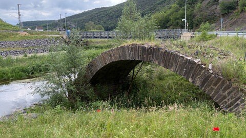 Brückenbogen einer von der Flutkatastrophe 2021 im Ahrtal zerstörten Brücke