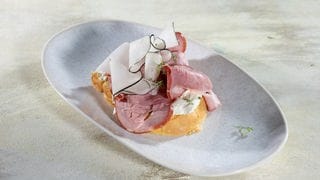 Schäufele-Stulle mit Apfel-Meerettich-Creme und schwarzem Rettich auf einem Teller. Ein SWR1 Pfännle-Rezept zum Motto "Bock auf Brot".