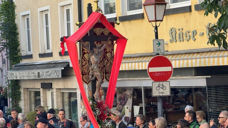 Strahlender Sonnenschein begleitet 2025 den Blutritt durch Weingarten.