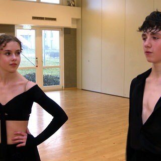 Die 13-jährigen Zwillinge Isabelle und Robert Gurevich aus Stuttgart stehen in Kleidung zum Tanzen im Tanzstudio.