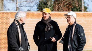 Bundestrainer Julian Nagelsmann, DFB-Sportdirektor Rudi Völler und DFB-Geschäftsführer Andreas Rettig auf dem Gelände der Wake Forest University.