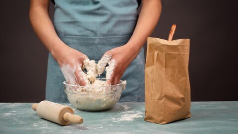 Brot selber machen, dann weiß man genau, was drin steckt. Außerdem kann man dabei auf Konservierungsstoffe verzichten, sagt Doc Fischer.