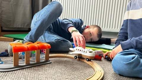 Beim Spielen mit Bruder Linus wird Mattia manchmal müde. Dann macht er einfach im Liegen weiter. 