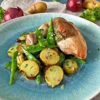 Hähnchenbrust mit Kerbelbutter und Bratkartoffel-Zuckerschotensalat