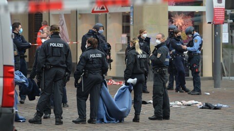 Polizisten und Polizistinnen treffen kurz nach der Amokfahrt in der Trierer Innenstadt ein. Kurz nach der Alarmierung waren viele Rettungskräfte vor Ort.