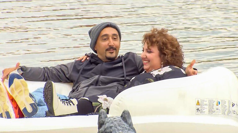 Ahoi, Käpt’n Meltem! Eko Fresh lässt Comedienne Meltem Kaptan im Kreis schippern