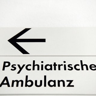 Schild mit Pfeil und Aufschrift: Psychische Ambulanz: Heute können psychisch kranke Menschen mehr denn je am Leben teilhaben. Es gibt betreute Wohneinrichtungen, inklusive Arbeitsstätten und Selbsthilfegruppen.