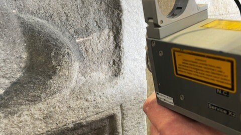 Der Marmorstein wird mit einem speziellen Laser gesäubert. Er gehört zu zwei römischen Grabsteinen, die im Landesmuseum in Mainz restauriert werden.