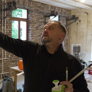 Airbrush-Maler Ralf Schmied bei der Arbeit.
