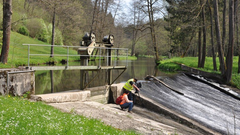 Dreharbeiten am Stauwehr - Autor Alexander Schweitzer und Kameramann Hardy Ottersbach