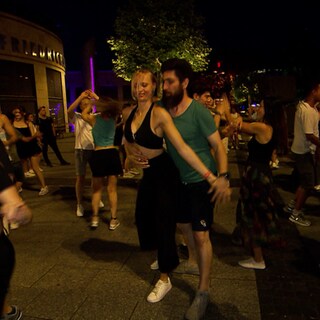 Stuttgart tanzt Bachata auf dem Börsenplatz