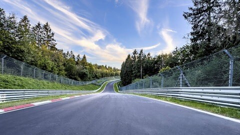 Die Nürburgring Nordschleife trägt in Rennfahrerkreisen den Namen Grüne Hölle.