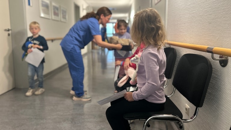 Ein Kind sitzt auf dem Wartestuhl im Flur des Marienkrankenhauses Cochem.