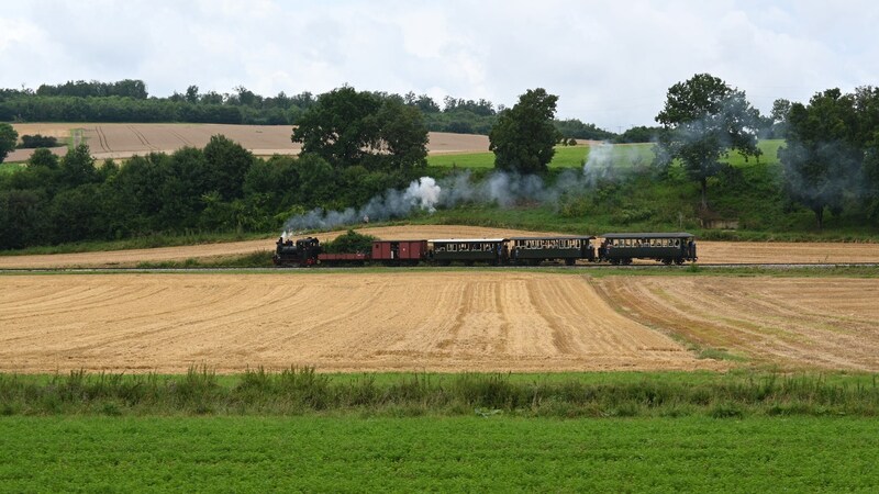 Kurz vor dem Härtsfeldsee hat sich das Egautal geöffnet – eine Szenerie wie vor über 100 Jahren, als die ehemalige Härtsfeldbahn von Aalen bis ins bayerische Dillingen fuhr. 