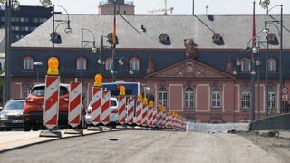 Verkehr bewegt sich durch eine Baustelle der Theodor-Heuss-Brücke, die den Rhein zwischen Mainz-Kastel und Mainz überspannt, vorbei.