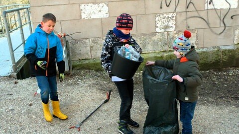 Drei Jungs sammeln einmal in der Woche Müll in Blaubeuren-Gerhausen und leisten damit einen Beitrag für die Umwelt. 