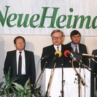 Horst Schiesser (M), bei einer Pressekonferenz am 2. Oktober 1986 in Hamburg. Der Unternehmer hatte im September 1986  Wohnungen des gewerkschaftseigenen Wohnungsbaukonzerns "Neue Heimat" für den symbolischen Preis von einer Mark gekauft.