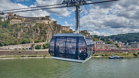 Eine Kabine der Koblenzer Seilbahn über dem Rhein: Die Seilbahn darf bis 2030 bleiben