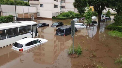 Nach dem Unwetter im Juni 2018 standen Autos und ein Bus auf der überschwemmten Bremerstraße in Kaiserslautern.