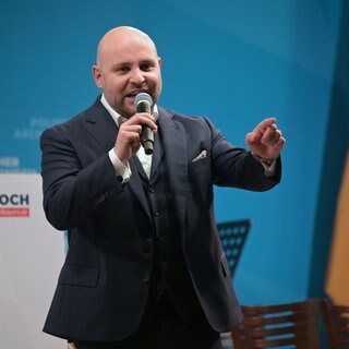 Markus Frohnmaier, Spitzenkandidat für das Amt des Ministerpräsidenten in Baden-Württemberg, spricht beim politischen Aschermittwoch der AfD Bayern.