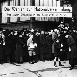 Wahlen zur verfassunggebenden Deutschen Nationalversammlung am 19.1.1919. Vor den Wahllokalen bildeten sich lange Schlangen. 82 Prozent der wahlberechtigten Frauen nahmen teil.
