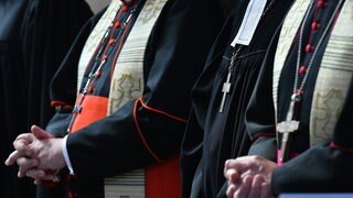 Kardinal Reinhard Marx und Bischof Stephan Ackermann haben sich für den sexuellen Missbrauch entschuldigt, der in ihrer Amtszeit im Bistum Trier geschehen ist.