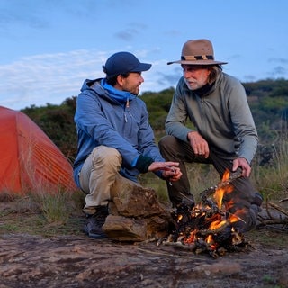 Südafrika - Achill und Aaron Moser, Abenteurer, sitzen vor einem Lagerfeuer.