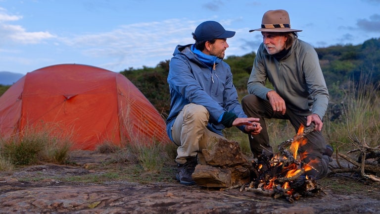 Südafrika - Achill und Aaron Moser, Abenteurer, sitzen vor einem Lagerfeuer.