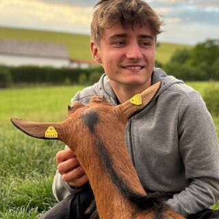Max hat ein Herz für Tiere. Auf seinem Lebenshof haben aktuell Hühner, Ziegen, Enten und viele weitere Tiere ein Zuhause gefunden.