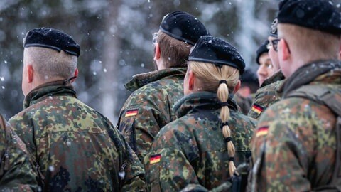 Bundeswehrtrupp von hinten