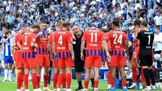 Heidenheims Trainer Frank Schmidt hält seiner Mannschaft eine Standpauke