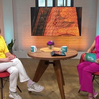 Die Expertin für Namensforschung Dr. Isabell Arnstein und die Moderatorin Evelin König
