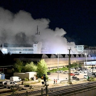 Rauch über der Postpakethalle nahe des Hauptbahnhofs in Ulm. Das Feuer ist im Außenlager des Ulmer Theaters dort ausgebrochen. Das Lager soll komplett zerstört worden sein. 