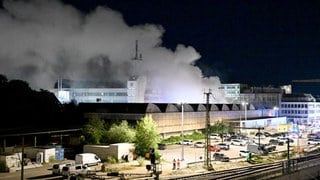 Rauch über der Postpakethalle nahe des Hauptbahnhofs in Ulm. Das Feuer ist im Außenlager des Ulmer Theaters dort ausgebrochen. Das Lager soll komplett zerstört worden sein. 