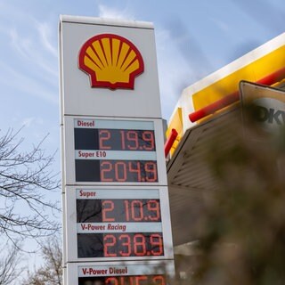 Anzeigetafel einer Shell-Tankstelle mit hohen Spritpreisen