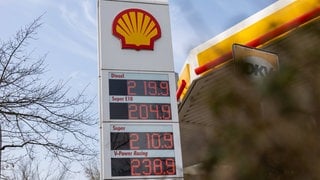 Anzeigetafel einer Shell-Tankstelle mit hohen Spritpreisen