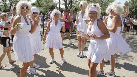Frauen in Iowa haben sich 2011 zu einer After-Bix-Party als Marilyn Monroe verkleidet