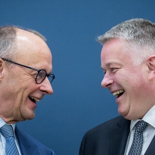 Der RLP-Wahlsieger Gordon Schnieder lachend im Gespräch mit Bundeskanzler Friedrich Merz, beide von der CDU.