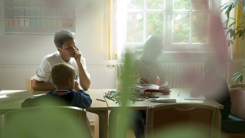 Maltherapie in der Kinderpsychiatrie: Vor allem für Kinder und Jugendliche fehlt es in Deutschland an Klinikplätzen
