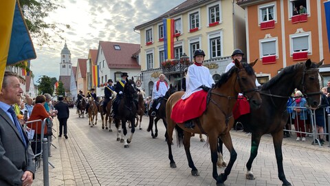 Traditionelle Reiterprozession des Heilig-Blut-Festes in Bad Wurzach, mit über 1.000 Reitern und einer feierlichen Atmosphäre.