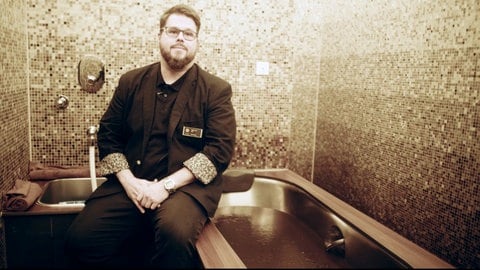 Hotelmanager Christian Heil sitzt am Rand eines Moorbades in Bad Wurzach. In Oberschwaben wird das klassische Moorbad immer seltener.