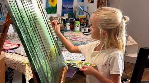 Fast fertig mit ihrem 36. Kunstwerk: Die achtjährige Milia aus Lonsee im Alb-Donau-Kreis.