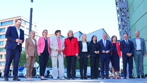 Die SPD stellt ihre Ministerriege vor: Zwei Politikerinnen aus RLP wechseln in die neue Bundesregierung - Stefanie Hubig (3.v.l.) und Verena Hubertz (6.v.l.) sind dabei.